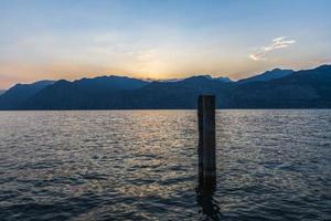 pôr do sol no Lago Garda. malcesina. foto