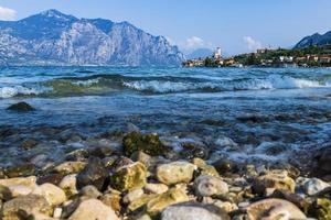 lago de garda e o centro histórico de malcesine. foto