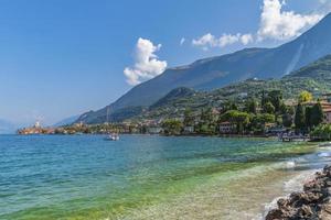 lago de garda e o centro histórico de malcesine. foto