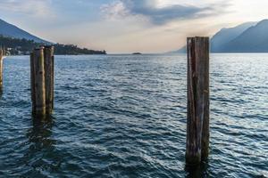 pôr do sol no Lago Garda. malcesina. foto