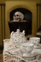 porcelana velha em cima da mesa. jogo de chá. louças feitas à mão. foto