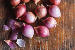 cebolas vermelhas frescas em madeira rústica foto