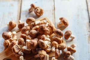cogumelos shiitake frescos na mesa de madeira da cozinha foto