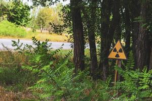 velho sinal de radiação amarelo. zona de exclusão de chernobyl, ucrânia. foto