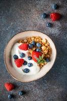 café da manhã saudável, cereal com frutas e iogurte
