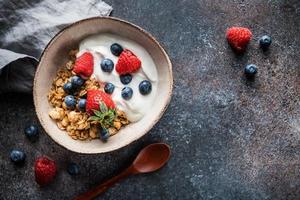 café da manhã saudável, cereal com frutas e iogurte