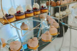 doce Barra com diferente doces em branco mesa contra borrado fundo foto