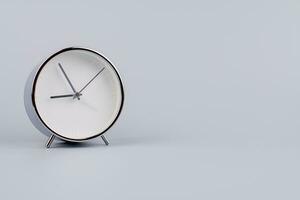 Tempo e trabalhos do cada dia foto do uma moderno alarme relógio dentro uma estúdio