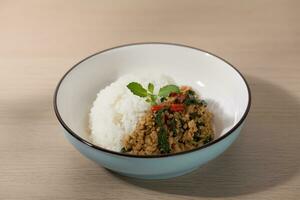khao ka prao moo sub khai dow ou arroz coberto com frito carne de porco e manjericão foto