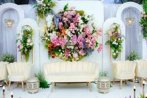 decorações de casamento. cenário de casamento com flores e decorações de casamento indonésias. foto