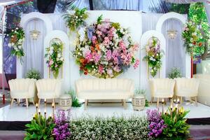 decorações de casamento. cenário de casamento com flores e decorações de casamento indonésias. foto