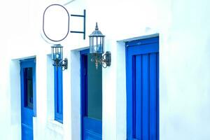 a portas e janelas estão azul foto