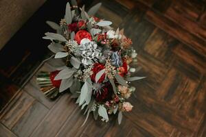 beleza Casamento ramalhete com diferente flores rústico Casamento ramalhete com vermelho e azul rosas e branco cravos. fechar-se. lado Visão foto