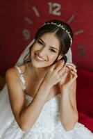 lindo noiva com uma elegante Casamento Penteado, Casamento nu inventar. fechar acima retrato do jovem linda noiva, posando dentro quarto dentro a Casamento manhã. Alto qualidade foto