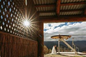 lindo recém-casados casal abraçando dentro montanhas às pôr do sol. noiva e noivo caminhando dentro verão Cárpatos. foto