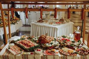 lanches às a casamento, queijo, salsicha, vegetais, carne produtos, cossaco mesa às a ucraniano casamento. foto