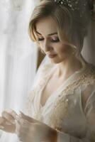 uma noiva com a elegante penteado e tiara, dentro uma manto, carrinhos segurando dela anel e olhando às isto. lindo inventar. Casamento foto. Loiras foto