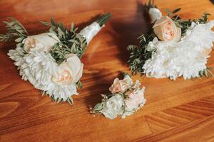 buquês do damas de honra e do noivo flor na lapela em uma Castanho fundo. uma lindo foto com detalhes do a casamento. Casamento dia. contorno claro. sombras e luz