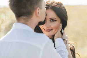 lindo casal dentro amar. retrato do bonito homem se beijando feliz sorridente mulher com suave suave sedoso face pele. romântico sensual masculino e afetuoso amoroso fêmea. relacionamentos. Alto resolução foto