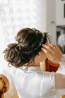 retrato do uma lindo menina dentro uma Casamento vestir. preparação do a noiva para a Casamento cerimônia, manhã vestir fechar-se foto