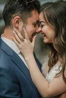 Casamento casal é abraçando perto a montanha rio. fechar-se retrato. noivo e noiva . natureza Casamento sessão de fotos. foto sessão dentro a floresta do a noiva e noivo.