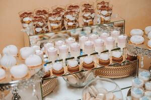 Casamento mesa noiva e noivo decorado com flores detalhes em uma floral arranjo do seco e fresco flores foto