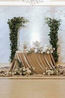 Casamento mesa servindo. Casamento luxo decoração. Casamento presídio para a recém-casados. lindo decoração com pastel rosas, velas e vegetação. dentro de casa foto