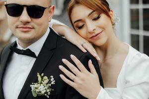 lindo Casamento casal. à moda noiva e noivo dentro Preto óculos. feliz Casamento foto do a noiva e noivo.