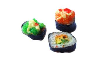 caseiro Sushi, arroz embrulhado com algas marinhas, colorida cobertura. conceito, tradicional japonês Comida. cozinha, cultura comendo estilo de vida. favorito rua Comida dentro tailândia. foto