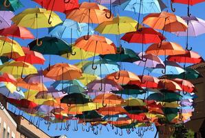 rua decorado com colori guarda-chuvas, madri, getafe Espanha foto