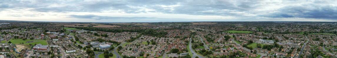 Alto ângulo panorâmico Visão do norte luton cidade do Inglaterra Unidos reino durante nublado pôr do sol. Outubro 4º, 2023 foto