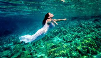 lindo mulher relaxante dentro a água foto
