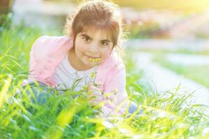 fofa pequeno menina ao ar livre foto