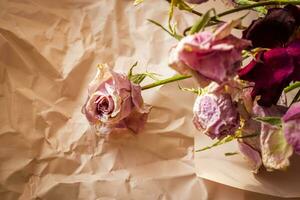 conceito tiro do a fundo tema, invólucro papel, seco rosas de outros flores e de outros arranjos. Casamento foto