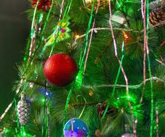 fechar acima tiro do mulher decoração Natal árvore. feriado foto