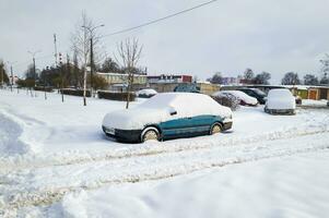 panorama tiro do a rua em a inverno dia. carro coberto dentro a neve. estação foto