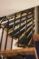 conceito tiro do a de madeira espiral Escadaria. interior foto