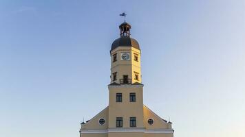 tiro do a relógio torre dentro a europeu cidade. ao ar livre foto