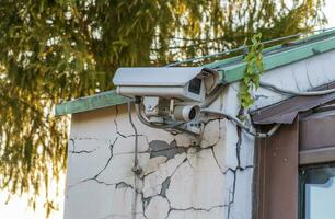 conceito tiro do a cctv Câmera em a velho prédio. segurança foto