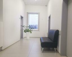 tiro do a esperando área dentro a moderno escritório ou clínica. interior foto