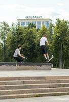 Moscou, Rússia - 21.07.2021 -adolescentes desfrutando dia Fora às a vitória quadrado localizado em a kutuzovsky Avenida. cidade foto