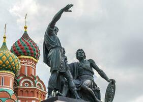 Moscou, Rússia - 30.07.2023 - vermelho quadrado, santo manjericão catedral, monumento para minin e pozharsky. ponto de referência foto