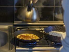 fechar acima tiro do uma panquecas ser cozido em a cozinha. Comida foto