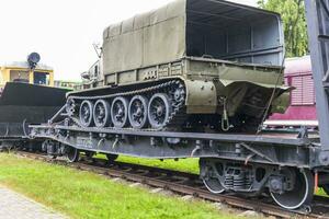 tiro do a vintage velho construção trem transportando militares transportado veículo. guerra foto