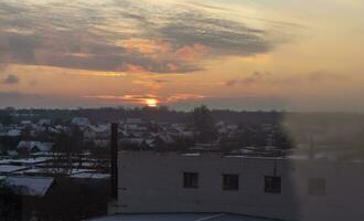 tiro do a dramático pôr do sol dentro a rural cidade dentro a frio manhã. estação foto