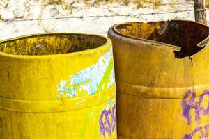 amarelo laranja lixo latas em a de praia playa del carmen. foto