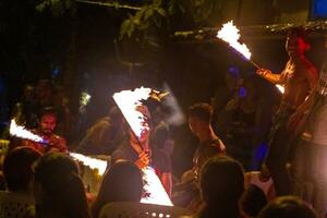 ao nang krabi Tailândia 2018 tailandês pessoas fogo mostrar festa noite vida koh phi fi. foto