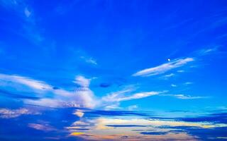 colorida dourado céu e nuvens com pôr do sol dentro México. foto