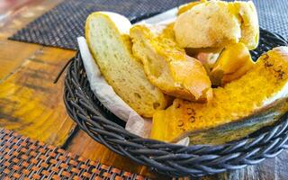 pão dentro cesta em de madeira mesa vintage restaurante México. foto