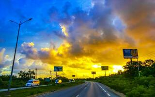 playa del carmen quintana roo México 2023 magnífico dourado amarelo nascer do sol atrás a rodovia dentro México. foto